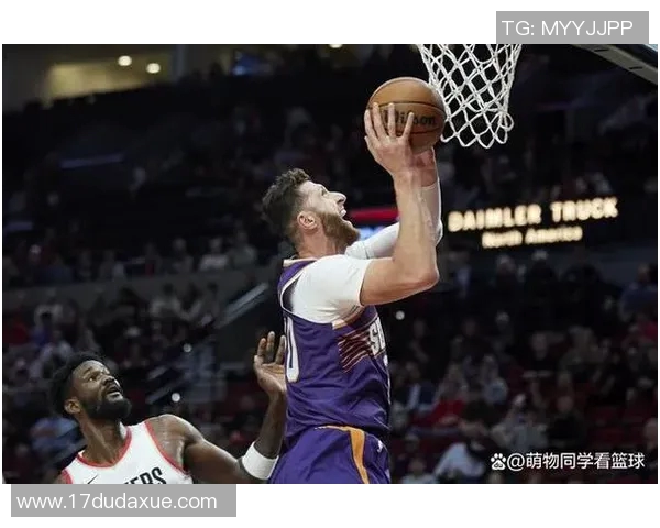 艾顿：热身时背部紧绷&上半场空接又扭到了 下场预计可以出战